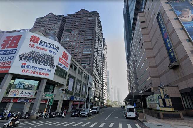 蔡姓男子为了躲避恶煞强押逼债，躲至某大楼地下一楼不慎摔落地下五楼机房惨死，蔡男父母向一干人等提告求偿566万元。高雄地院认为，恶煞们当时并没有直接追赶蔡男，与蔡男之死无因果关系，最后判蔡男父母求偿败诉，可上诉。（取自GoogleMap／袁庭尧高雄传真）