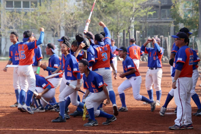 龟山国中以3比2击败民生国中，拿下国中联赛硬式组预赛首胜。（学生棒联提供）