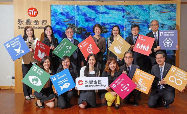 （永豐金入選道瓊永續世界指數並獲永續年鑑銀獎，圖為永豐CSR委員會成員與金控董事長陳思寬(後排中)與總經理朱士廷(後排左三)。圖／永豐金提供）