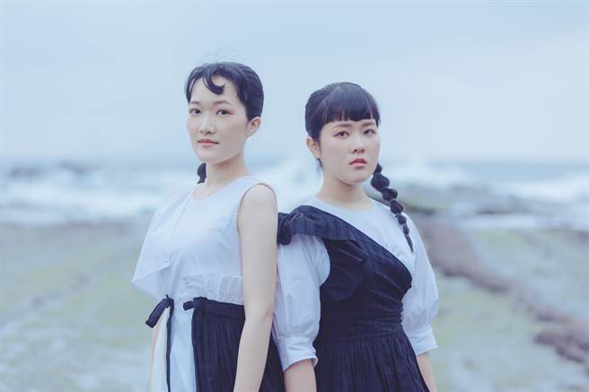 彤温岑二重唱新歌〈不简单〉MV邀请金钟视后吴奕蓉演出。（大赏门文创提供）