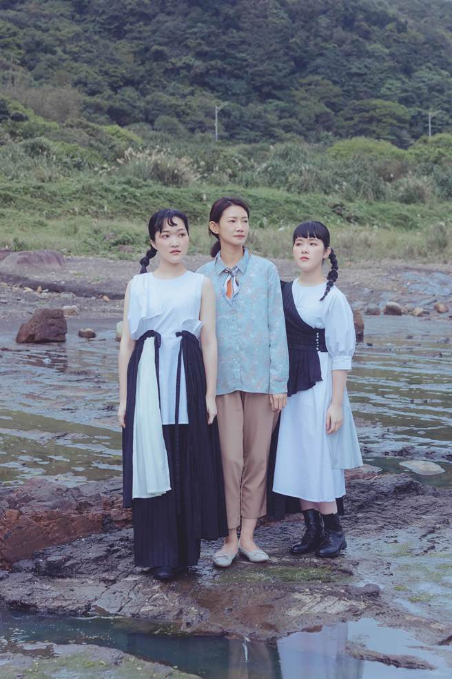 彤温岑二重唱新歌〈不简单〉MV邀请金钟视后吴奕蓉演出。（大赏门文创提供）