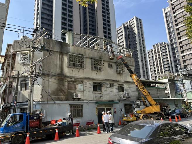 16日上午由新北市政府违章建筑拆除大队强制拆除，展现扫除治安污染源之决心。（新庄警分局提供）