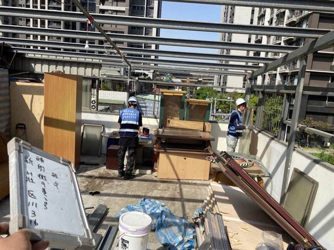 16日上午由新北市政府违章建筑拆除大队强制拆除，展现扫除治安污染源之决心。（新庄警分局提供）