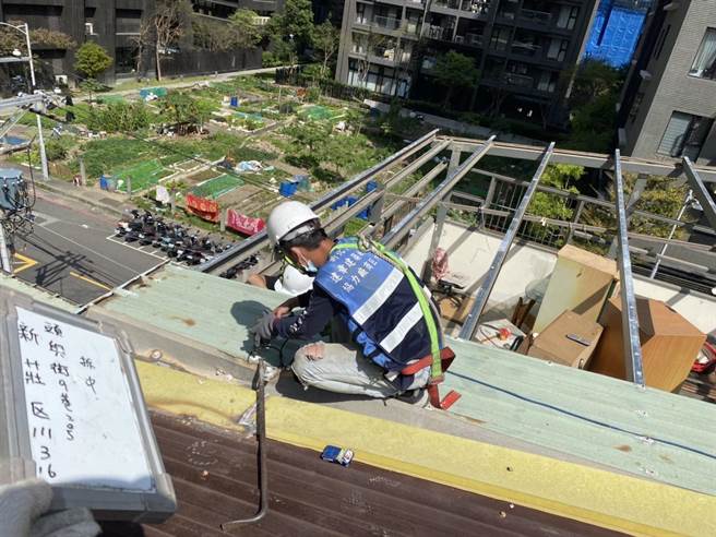 16日上午由新北市政府违章建筑拆除大队强制拆除，展现扫除治安污染源之决心。（新庄警分局提供）