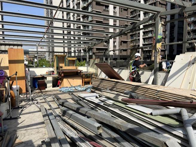 16日上午由新北市政府违章建筑拆除大队强制拆除，展现扫除治安污染源之决心。（新庄警分局提供）