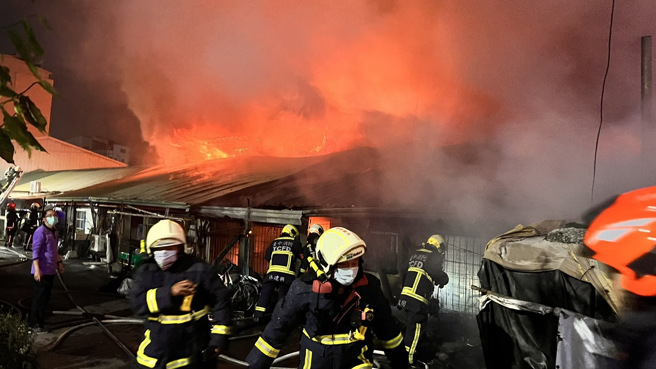 台中市丰原区中正路726巷铁皮屋民宅晚间发生大火。（记者爆料网）