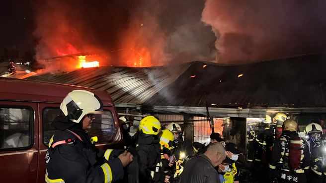 台中市丰原区中正路726巷铁皮屋民宅晚间发生大火。（记者爆料网）