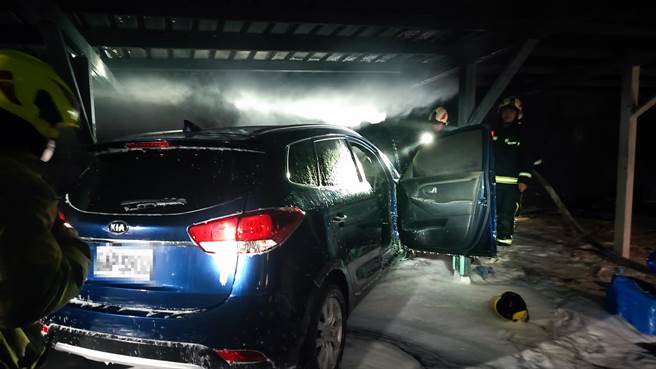 基隆中正區海關宿舍今晚有一輛電游車遭放火燒毀，疑似退休公務人員不滿管理員阻止出入宿舍。（基隆市消防局提供／陳彩玲基隆傳真）