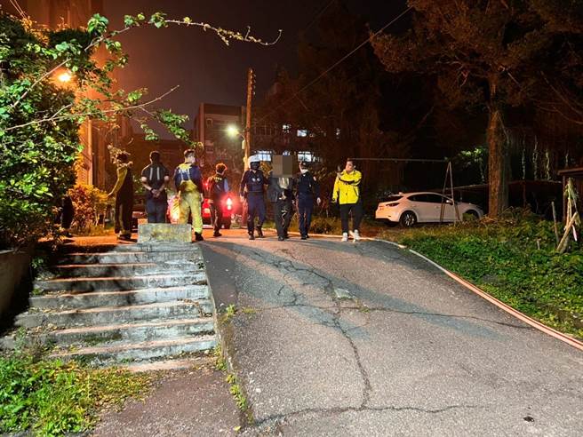 基隆一名沈姓退休公務員疑似不滿被管理員禁止出入海關宿舍，今天晚上6點多帶著汽油燒毀管理員的電油車。（翻攝照片／陳彩玲基隆傳真）