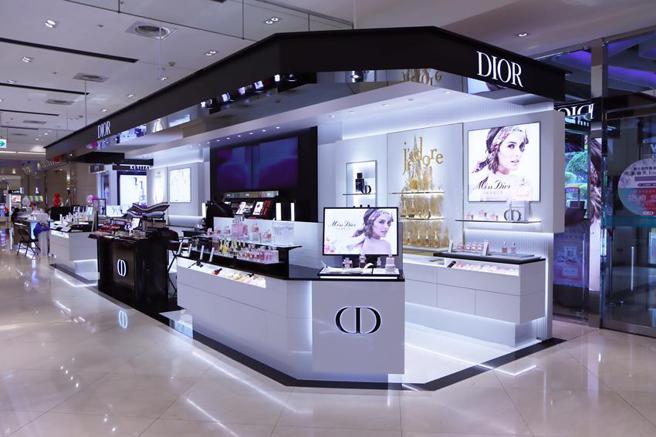 （比漾化妆品专柜十年大改装，由DIOR领军十大品牌提供黑卡服务。图／比漾广场提供）