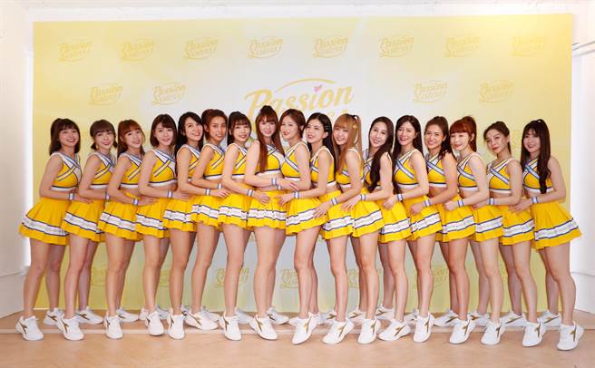 中信兄弟啦啦队Passion Sisters成军九年，成员增加至17人歷代最多。（陈怡诚摄）