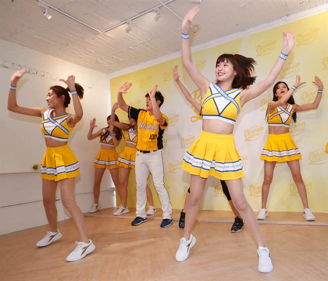 中信兄弟啦啦队21日在媒体面前由峮峮（前右）、贵贵（前左）带领秀集训的成果。（陈怡诚摄）