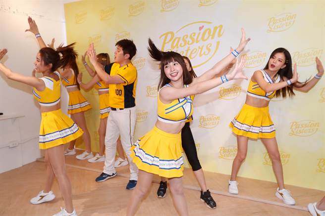 中信兄弟啦啦队21日在媒体面前由峮峮（前右）、贵贵（前左）带领秀集训的成果。（陈怡诚摄）