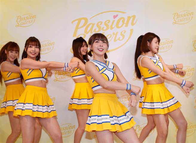 中信兄弟啦啦队21日举办媒体见面会，Passion Sisters 大秀集训苦练新舞步。（陈怡诚摄）