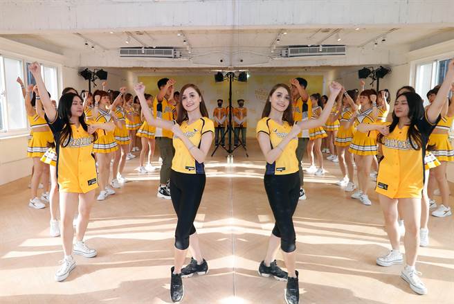 中信兄弟啦啦队21日举办媒体见面会， 舞蹈总监苏莉（Suli老师）(中)带领17位Passion Sisters练习最新舞步。（陈怡诚摄）