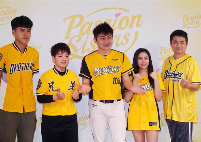 中信兄弟啦啦队21日举办媒体见面会，经过海选、初试、复试层层关卡与考验，应援团练习生李昱霖（左二）、廖一阳（左）、林诠盛（右起）、蔡敬淳在球季将会与小白（中）一起现身球场带动球迷加油气氛。（陈怡诚摄）