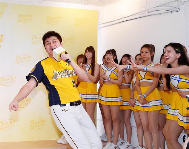 中信兄弟啦啦队Passion Sisters成军九年，应援团小白（左）现身21日媒体见面会遭啦啦队成员热烈欢迎。(陈怡诚摄）