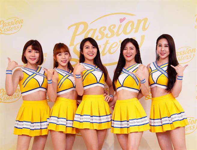 中信兄弟啦啦队Passion Sisters队长小安（右二）等五位队员加入满六年。(陈怡诚摄）