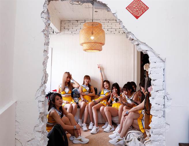 中信兄弟啦啦队21日举办媒体见面会，17位Passion Sisters感情好，练舞空檔会聚一起聊天。（陈怡诚摄）