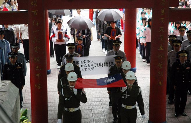 在莫拉克风灾殉职的台东县员警江文祥、许金次，以及演习失事的空军中校飞行官张良元， 3人的英灵在国旗的引领下，入祀台东忠烈祠。（中央社）