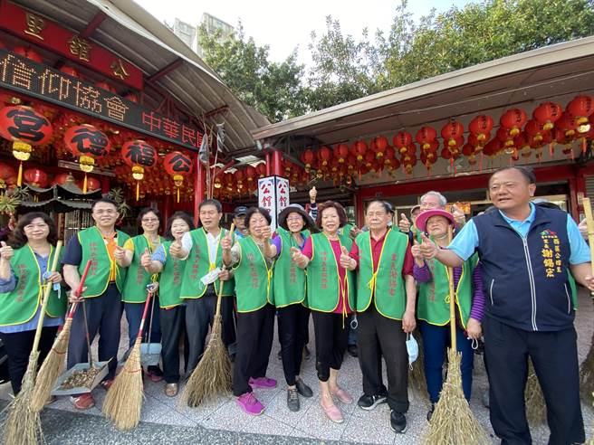 台中公館里環保志工隊每周六、日與颱風過後的下午4：00~6：00就會針對該里轄區內的綠園道進行清除盆栽積水、清掃園道落葉與垃圾工作。（馮惠宜攝）