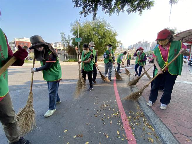 台中公館里環保志工隊每周六、日與颱風過後的下午4：00~6：00就會針對該里轄區內的綠園道進行清除盆栽積水、清掃園道落葉與垃圾工作。（馮惠宜攝）