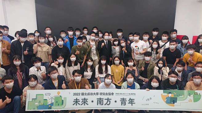 副总统赖清德（中间黑西装者）演讲后与师生合影。（程炳璋摄）