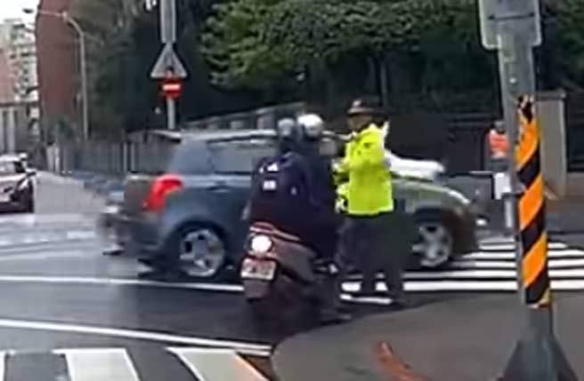 机车不停企图衝过义交拦阻。（截自脸书《●【爆废公社二馆】●》）