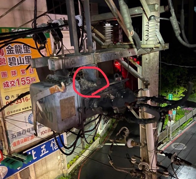 21日凌晨台北市內湖區停電，研判鳥結巢於電桿設備，造成停電。（台電提供)