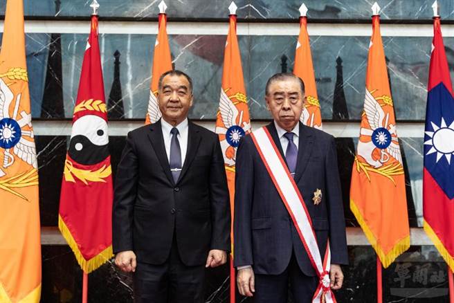 国防邱国正部长颁赠李栋梁理事长二等云麾勋章，感谢支持国军爱护官兵。军闻社提供