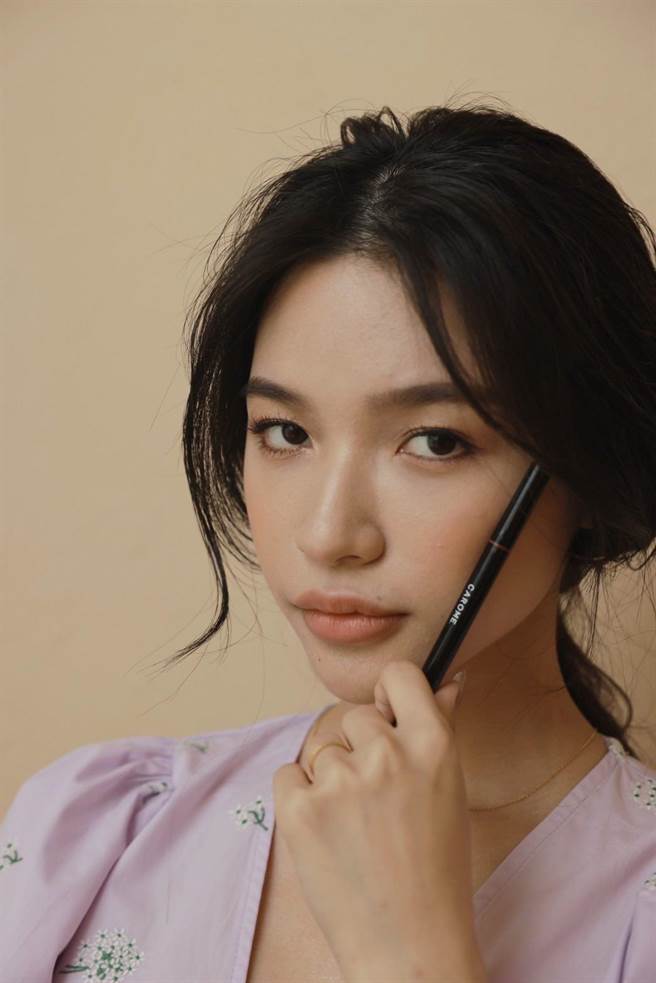 CAROME绝对显色眼影蜜模特儿示范图。（CAROME提供）