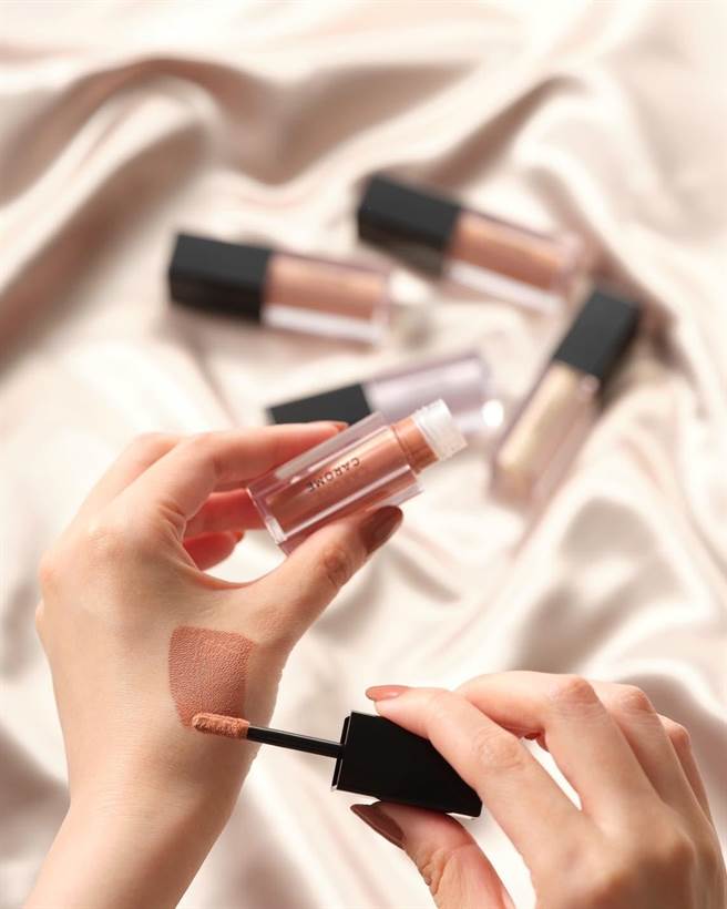 CAROME.绝对显色眼影蜜情境图。（CAROME提供）