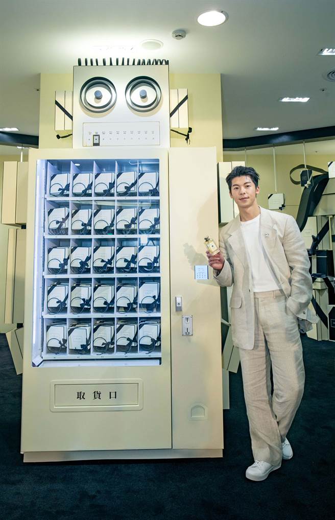 Jo Malone London以礼盒机器人JoBots角色为灵感打造礼物概念店，开幕当天特别邀请品牌好友「许光汉」。（Jo Malone London提供）