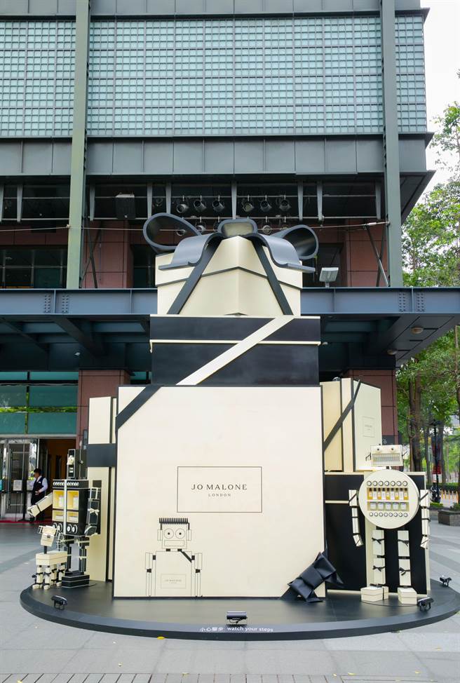 生动有趣的机器人JoBots更顽皮爬上大型Jo Malone London奶油色礼物盒惊喜现身于新光三越台中中港店大门口。（Jo Malone London提供）