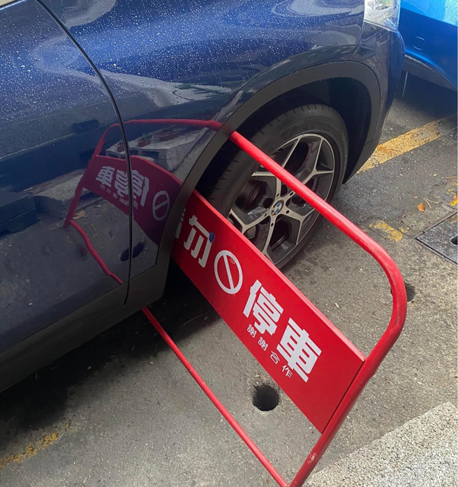 有名网友一个不注意，就把「请勿停车」卡入轮拱，他还自嘲成为「停车三宝」。（翻摄自脸书爆料公社公开版）