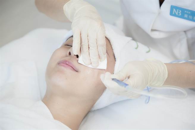 东森自然美新推出「极光水音波专案」，快速打造纯净零死角水光完美肌。（东森自然美提供）