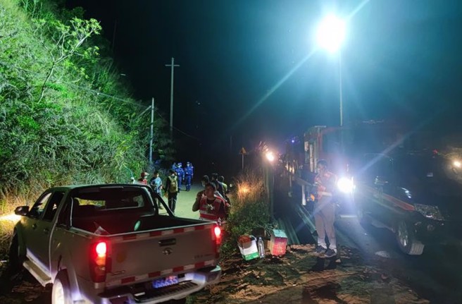 圖為廣西飛機失事現場外圍搜救人員。（中新社）