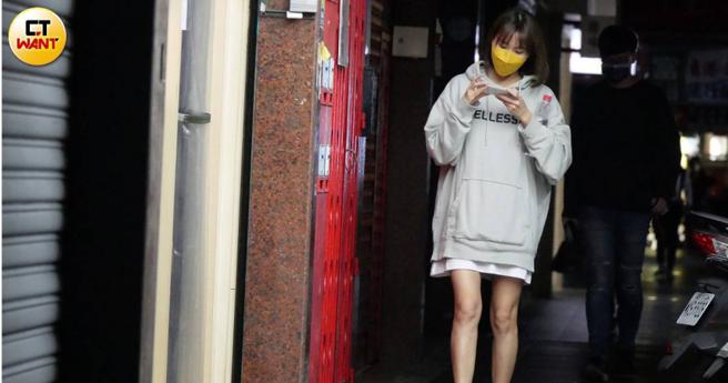 本刊直击收工后的粿粿边滑手机边走去牵车，服装宽松看来较先前圆润一些。（图／本刊摄影组）
