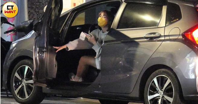 粿粿拿了停车单开车门坐进车内。（图／本刊摄影组）