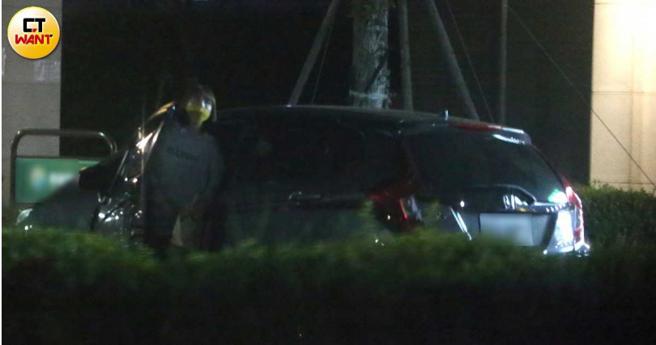 睡了两小时后，粿粿开车前往住家附近的便利商店。（图／本刊摄影组）