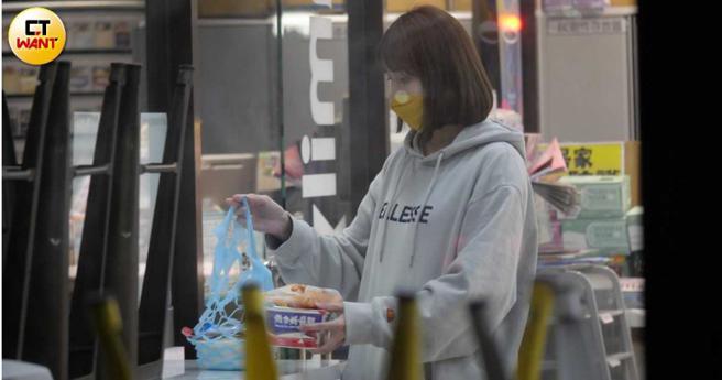 粿粿在便利商店买了微波食品与泡麵麵包，食量看来不小。（图／本刊摄影组）