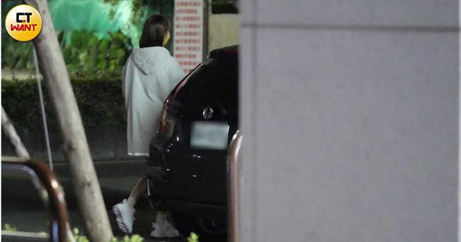 拿着食物上车的粿粿，就在车上嗑了起来，看来相当饿。（图／本刊摄影组）