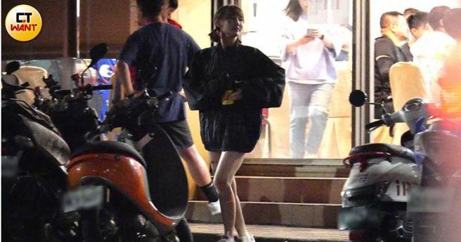 粿粿参加《全明星》的聚餐，中途不忘出来关心一下在车里等她的范姜彦丰。（图／本刊摄影组）