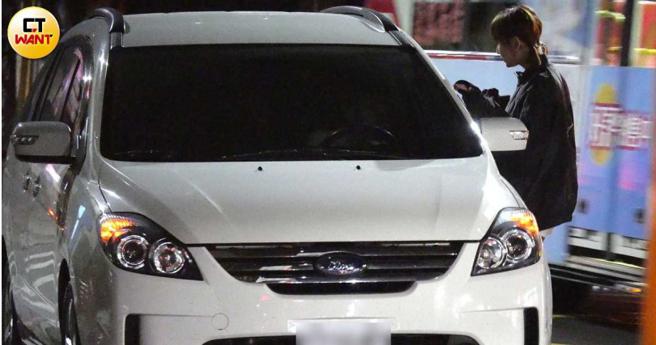 粿粿相当贴心拿了饮料给范姜彦丰喝。（图／本刊摄影组）