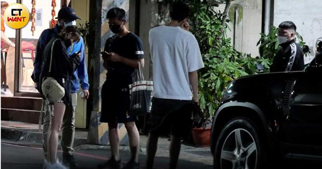 聚餐完毕后，有粉丝在餐厅外等着要跟粿粿要签名与合影，范姜彦丰就在一旁耐心等候。（图／本刊摄影组）