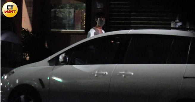 范姜彦丰对粿粿相当呵护，帮忙开门确认粿粿上车坐好才走回驾驶座准备开车。（图／本刊摄影组）