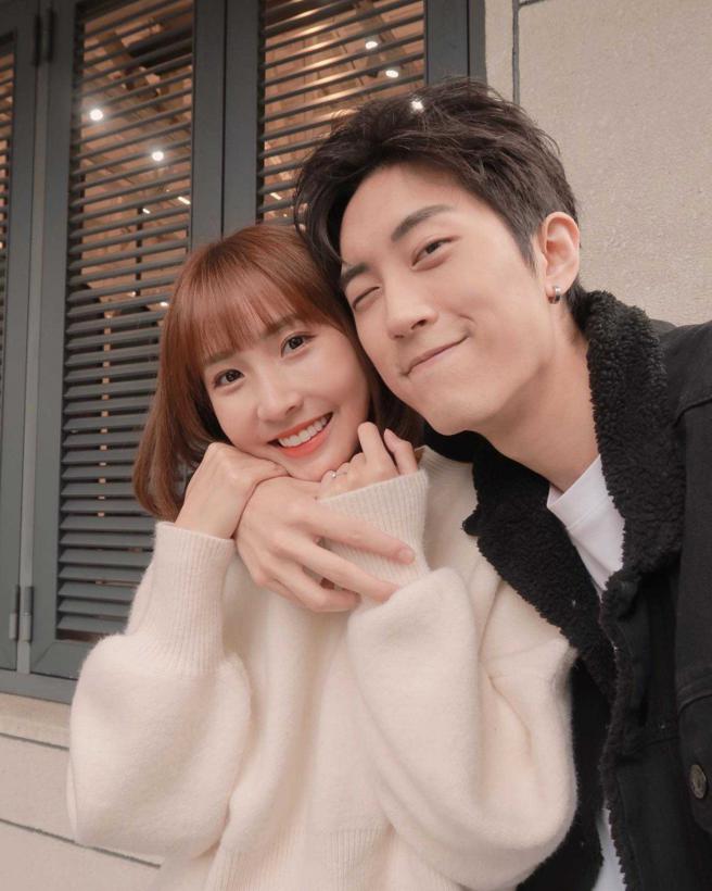 才27岁的粿粿上月答应交往两年的范姜彦丰的求婚。（图／截自粿粿脸书）