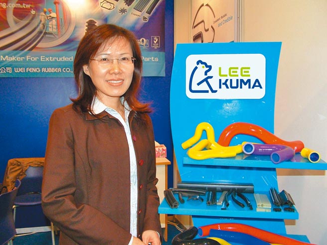 维丰橡胶总经理张美枝表示，该公司专门提供国内汽车、自行车、自动机械、医疗器材、运动器材等帮浦用的唧筒管，提升客户产品的附加价值。图／李水莲