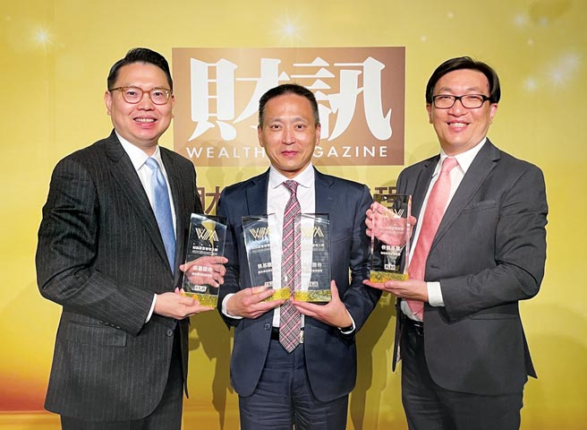 凯基证券获财管四大奖，由经纪暨财富管理通路主管孙成保（中）、财富管理副总阮建铭（左）、电子商务部主管郑嘉庆领奖。图／凯基证券
