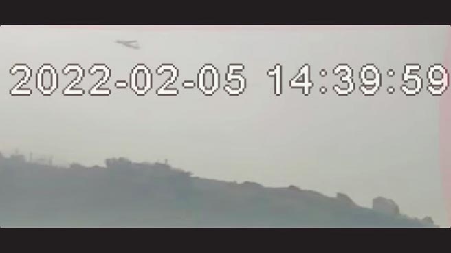 东引乡的民宿顶楼监视器明确拍到不明飞机飞过。（东引乡长林德建提供／王扬杰连江传真）